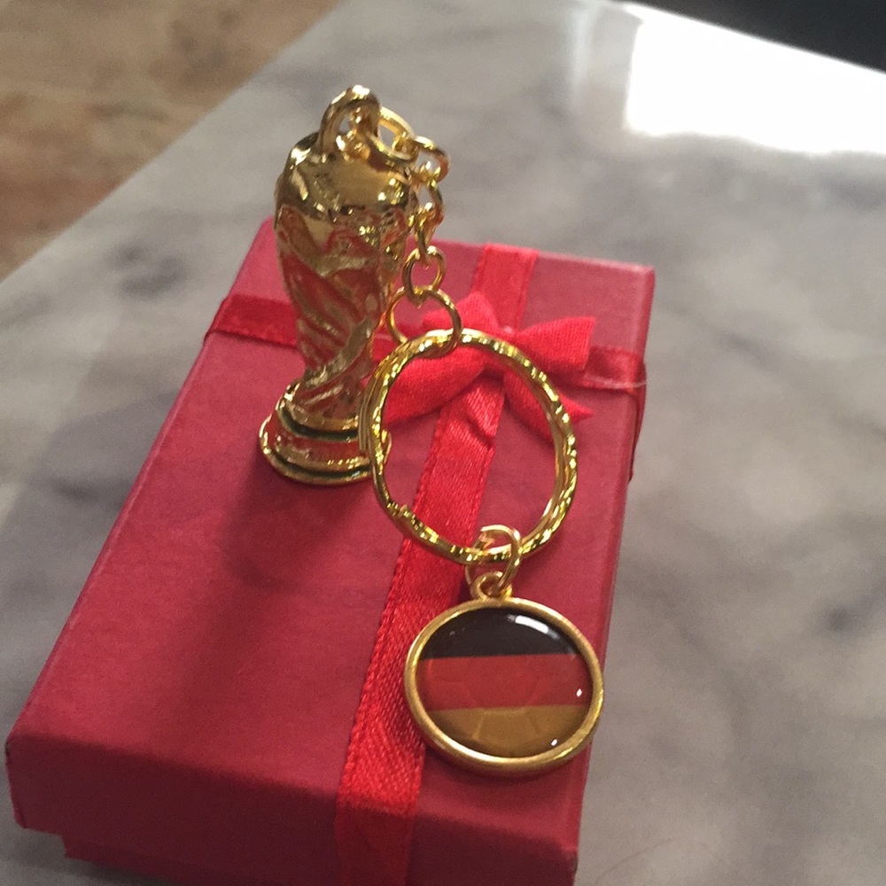 Germany 2018 World Cup Trophy Keychain/New - Picture 2 of 4